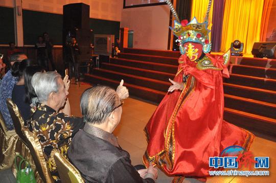 图为川剧变脸节目 林浩 摄