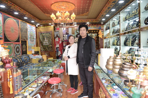 004小夫妻两个细心的经营者父亲留下来的门市，因为他们知道这是包括兄弟几个的饭碗