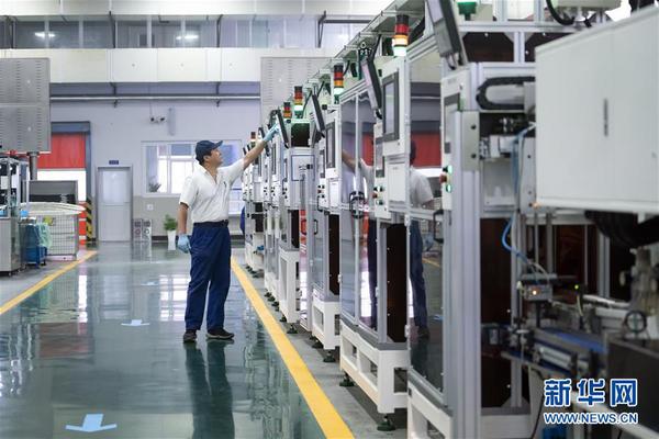 在万向钱潮智慧工厂，一名装配线操作员在车间巡视设备运转情况。 新华社记者 沈伯韩 摄