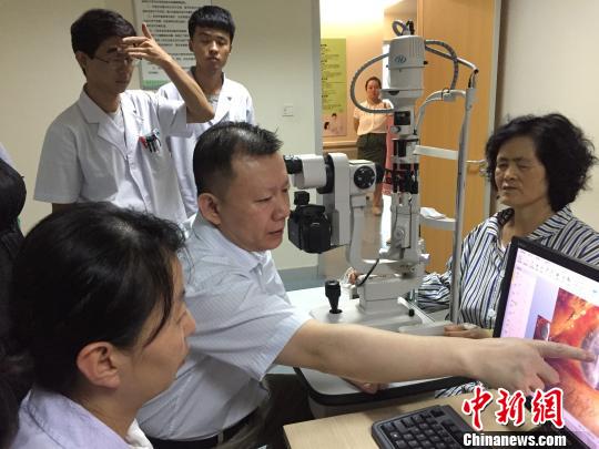 李绍伟教授为患者进行术前检查。　胡耀荣 摄