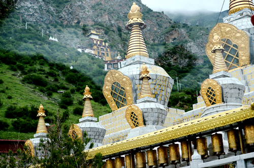 雄伟壮观的扎叶巴寺