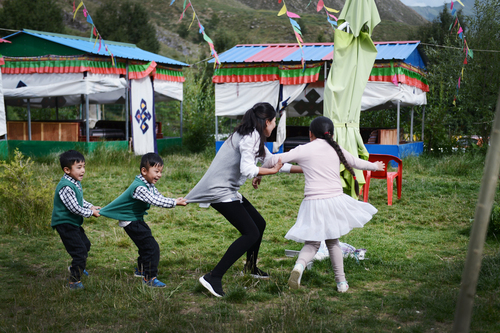 周末央吉的农家乐成了孩子们的乐园