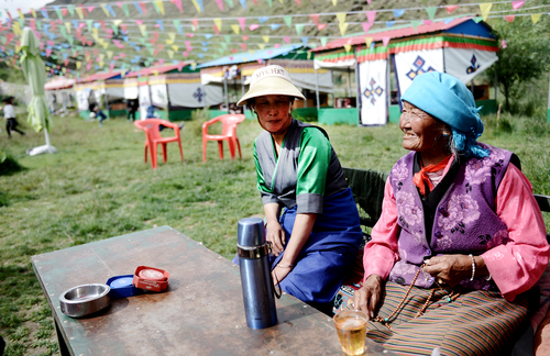 央吉和母亲聊天jpg