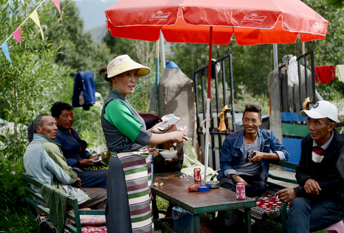 闲暇时央吉和村民们在一起聊天jpg
