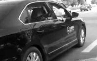 带宠物狗乘公务车者系当地信访局长女儿 纪委调查