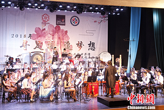 两岸乐团同台演奏《花好月圆》。 <a target='_blank' href='http://www.chinanews.com/'>中新社</a>记者 陈小愿 摄