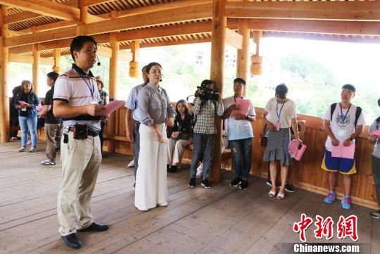 图为两岸青年学子参观双拱廊桥。缪挺 摄