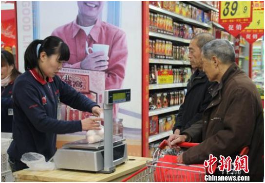 资料图：在保定市北市区一家大型超市内，促销员正在为购买鸡蛋的市民称量、打包。李芳华 摄