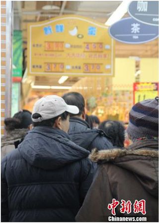 资料图：在保定市北市区一家大型超市内，市民正在排队购买鸡蛋。李芳华 摄