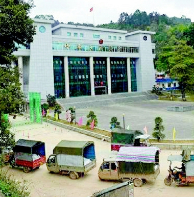     ▲作为国家一类口岸，调研组所到的龙邦口岸，中越互市贸易日渐发达。附近贫困户依托摆渡货物的“三轮车经济”每日可增收一百五十元左右。