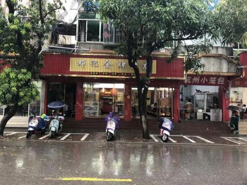 母亲众筹25万救女被曝有几套房产 其女爆粗怼网友