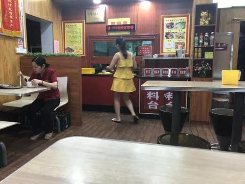 母亲众筹25万救女被曝有几套房产 其女爆粗怼网友