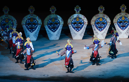 剧中藏族百姓在表演古老的藏戏