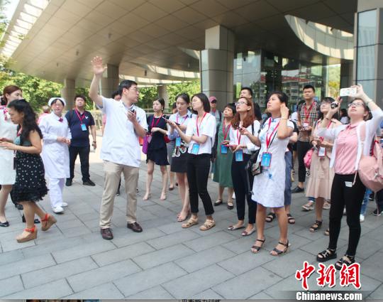 江苏省人民医院门诊部主任武晓泓介绍该院门诊分布相关情况?！『钣昝?摄