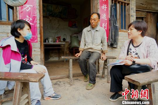 图为工作人员对申请临时救助人员进行走访。重庆市民政局供图