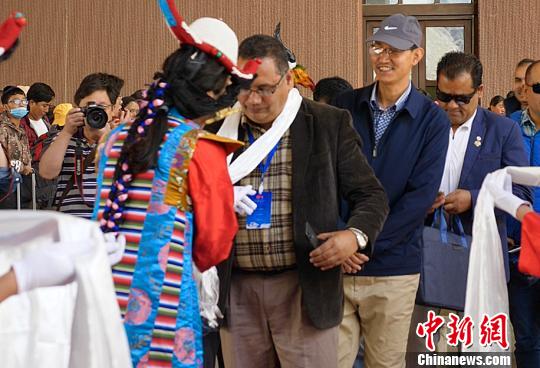 为尼泊尔旅游代表献哈达。西藏旅发委供图