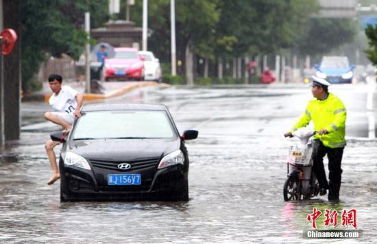 7月24日，受台风“安比”影响，天津现今夏最强降雨。图为一辆小轿车“抛锚”在雨中。<a target='_blank' href='http://www.chinanews.com/'>中新社</a>记者 张道正 摄