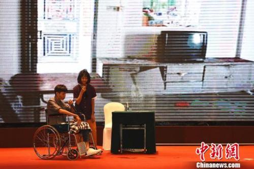 两岸大学生通过话剧，直面两岸养老问题的现状。陈龙山 摄