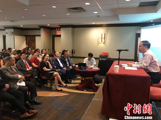 当地时间7月24日，福建省人民政府台湾事务办公室对台政策座谈会在纽约举行，福建省台办副主任钟志刚在会上介绍相关对台政策。图为座谈会现场。马德林 摄