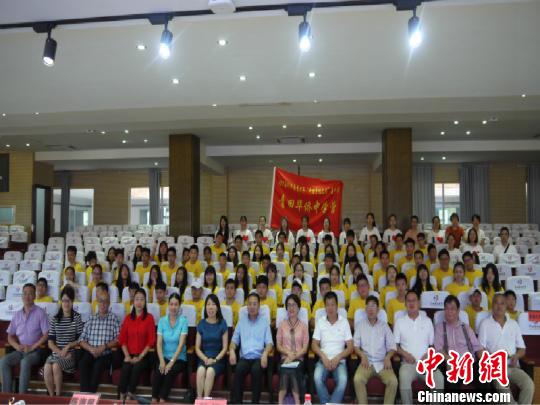 学中华文化 亲故土乡音 留伟芬 摄