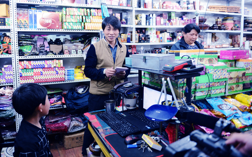 4小高边整理货，边嘱咐儿子做好功课