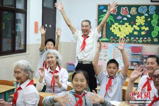 资料图：老人们在教室内和孩子们玩的不亦乐乎。泱波 摄