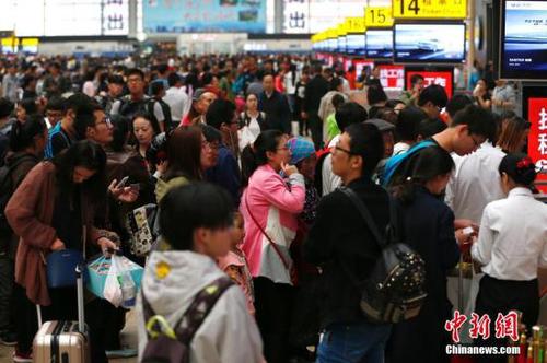 资料图：北京南站的旅客。<a target='_blank' href='http://www.chinanews.com/'>中新社</a>记者 富田 摄