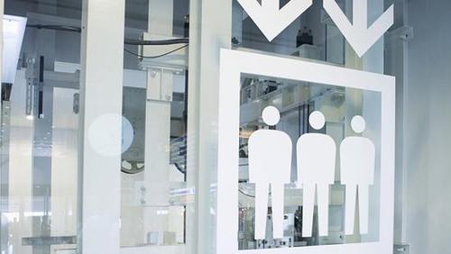 60层高写字楼向快递公司收100元电梯费:不交请爬楼