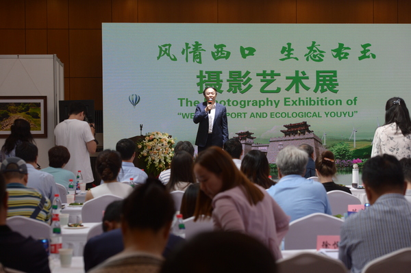 第十二届全国政协常委、著名造型艺术家袁熙坤致辞