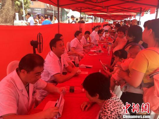 “百名专家”大型义诊活动，参与者“都是该院最好的学科带头人”。　杨伏山 摄