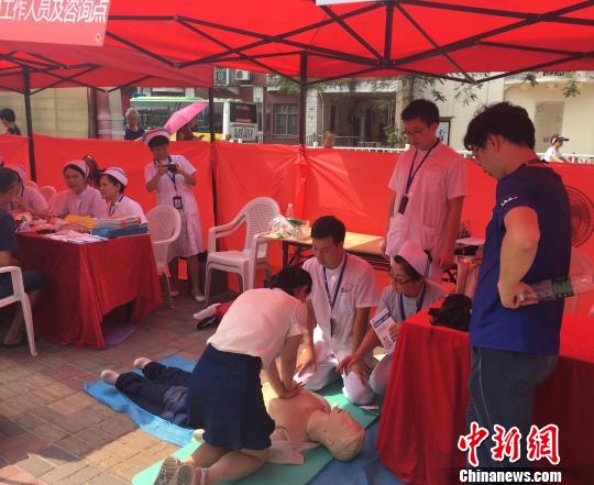 义诊活动现场?！⊙罘?摄