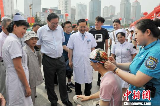 图为医学知识现场演示。　朱建军 摄