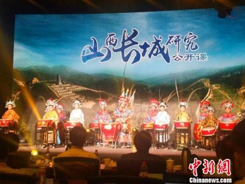 山西著名晋剧表演艺术家武凌云在当天的活动上进行晋剧艺术公开课。刘小红 摄