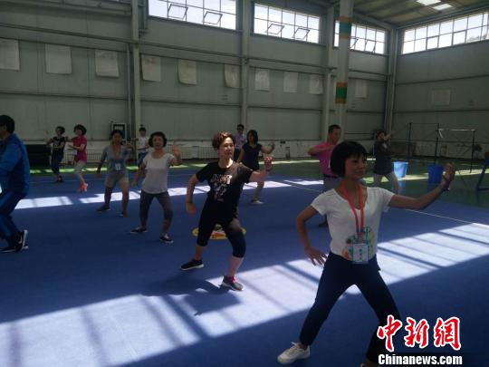 海外华文教师体验太极拳。图片由宁夏自治区外(侨)办提供。宁夏自治区外(侨)办 摄