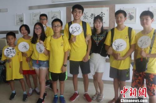 展示自己动手做的作品 赵强 摄