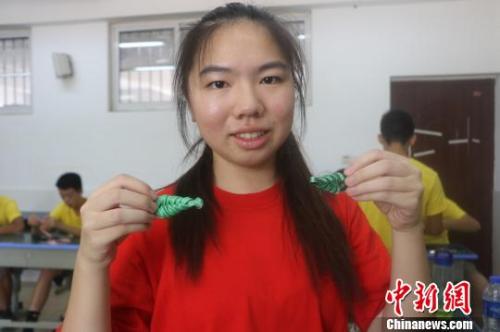 展示编好的中式旗袍盘扣 赵强 摄