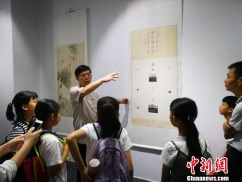 “丹青携友近 翰墨递情深”两岸交流黄埔书画展开幕 骆燕容 摄