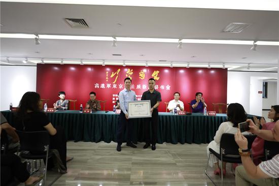 《艺术百年》主编、北京汉特斯曼文化传媒总经理 鲜于圣哲代表展览的主办方：日本中国友好协会、日本国际艺术家协会为高进军颁发了展览邀请函并预祝高进军日本东京展览取得成功；