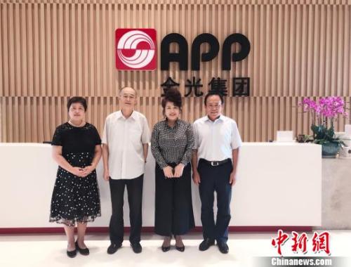 赵阳一行在上海走访由印尼知名华商黄奕聪先生创立的金光集团。晓梅 摄