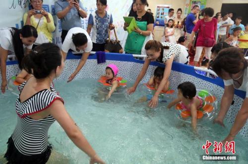 资料图：婴儿正在游泳。中新社发 张云 摄