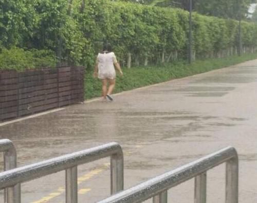 醉酒女雨天在湖区徘徊大哭还打滚 五保安陪聊2小时