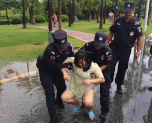 醉酒女雨天在湖区徘徊大哭还打滚 五保安陪聊2小时