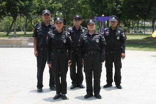 醉酒女雨天在湖区徘徊大哭还打滚 五保安陪聊2小时