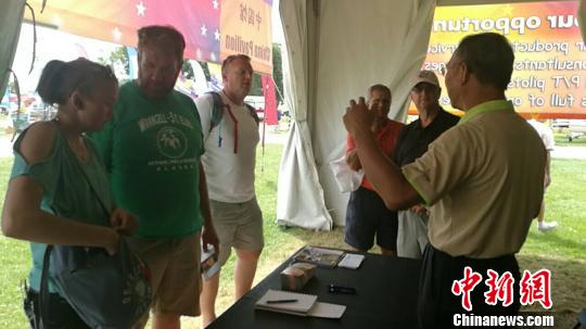 图为在2018美国通航展“中国馆”交流的通用航空爱好者?！°菩癫?摄