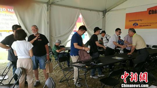 图为在2018美国通航展“中国馆”交流的通用航空爱好者。　闫旭波 摄