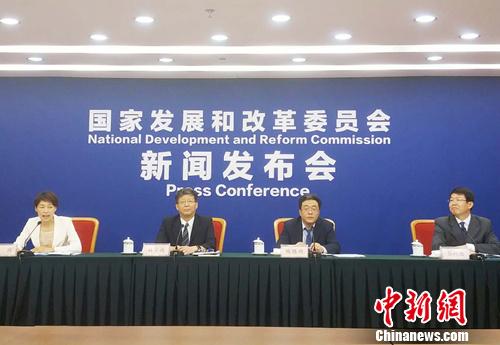 8月2日，国家发改委就扩大消费有关工作情况举行新闻发布会。<a target='_blank' href='http://www.chinanews.com/' >中新网</a>记者 李金磊 摄