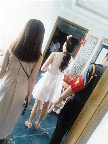 女孩感觉有弟弟后被冷落 遭责备后抛SOS纸飞机求救