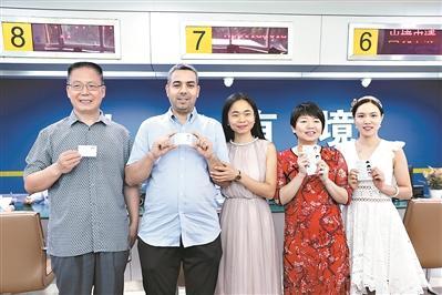 中国侨网昨日（1日），佛山公安出入境管理部门举行“外国人永居证”发证仪式。