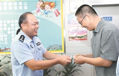 英国籍高层次人才王晓东博士领到“中国绿卡”。