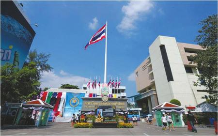 中国侨网7月16日，泰国曼谷，华西都市报-封面新闻特派记者探访泰国商会大学。